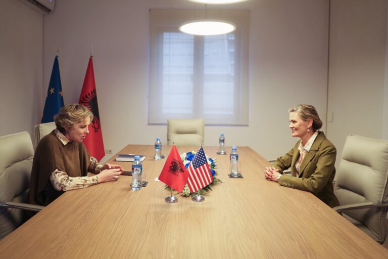 E deleguara e Amerikës, Nancy VanHorn pritet nga ministrja Evis Sala. Në fokus inovacioni në shëndetësi