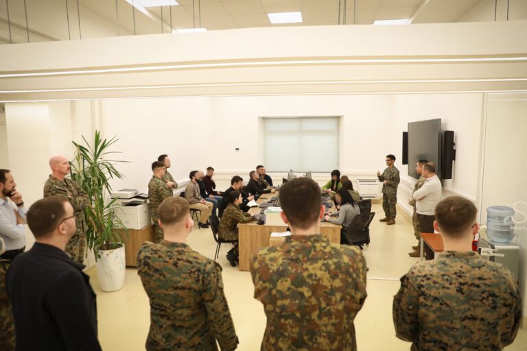 FOTO/ Ambasada e SHBA: Marinsat amerikanë dhe specialistë të sigurisë së FA trajnim për mbrojtjen kibernetike në Tiranë