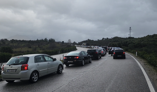 Kaos në Kakavijë  emigrantët qëndrojnë mbi 3 orë në doganë