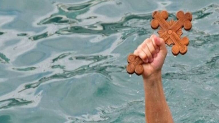 Moti i keq ndërpret traditën, nuk hidhet Kryqi në detin Adriatik pas 20 vitesh