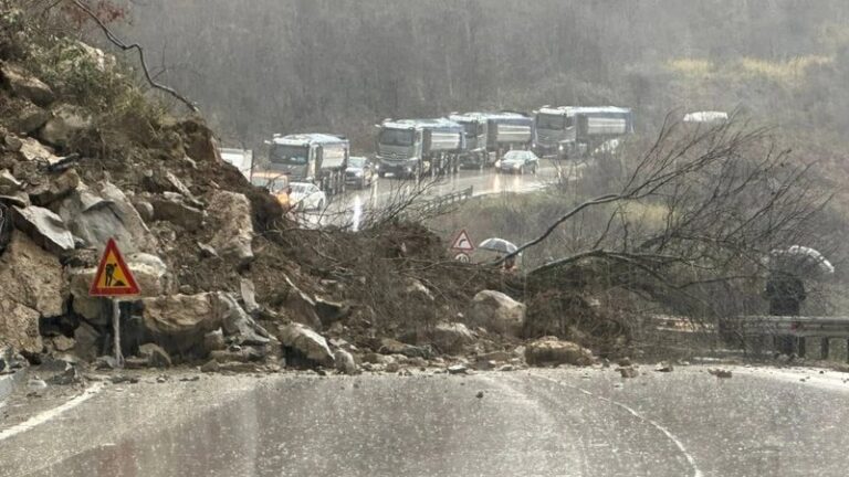 Moti i keq në Gjirokastër. Rrëshqitje dherash dhe bllokim rrugësh