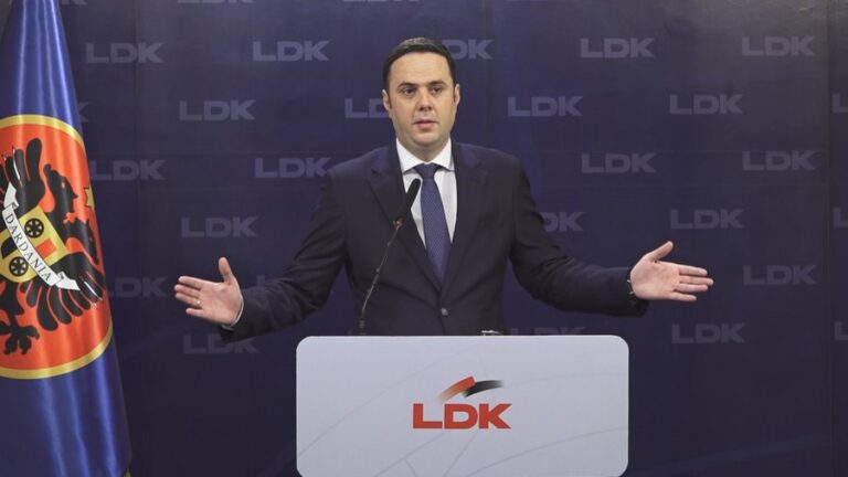 I ofroi dorëheqjen partisë, Lumir Abdixhiku i mbijeton votëbesimit në Kuvendin e LDK-së