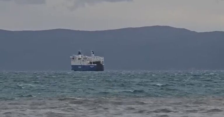 Kushtet e vështira atmosferike prekin dhe detin, trageti i linjës Vlorë-Brindisi nuk ankorohet dot