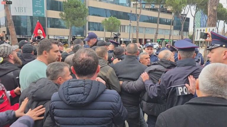 Protestuesit e ”Shqipëria Bëhet” përplasen me Policinë, shtohen përforcimet në radhët e efektivëve
