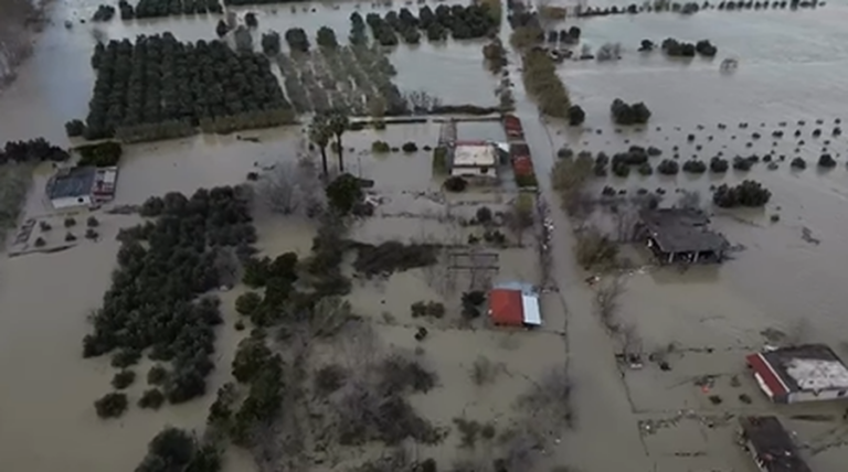 Përmbytjet në Novoselë të Vlorës, uji arrin në autostradë