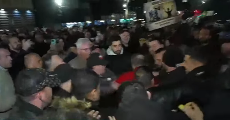 Tensione tek protesta e Lapajt para Kryeministrisë, hidhet miell drejt policëve