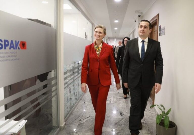 Për kë shkon mesazhi? SHBA kërkon institucione të forta në Shqipëri