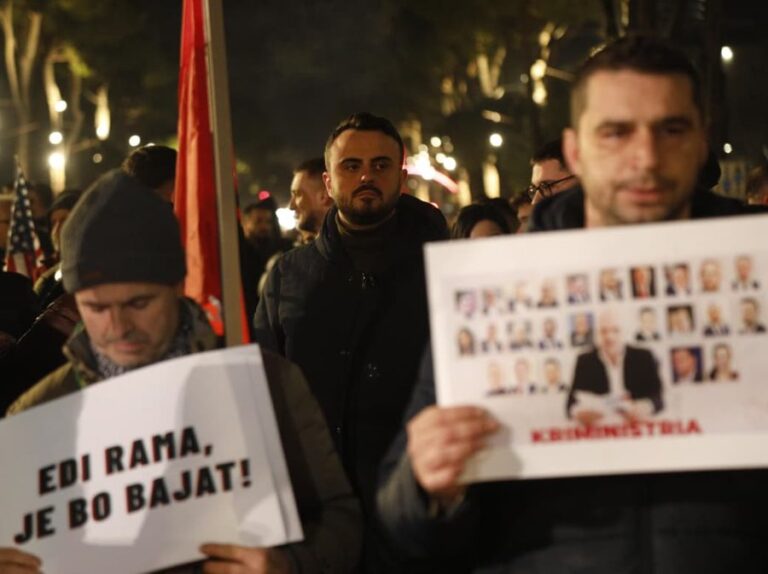 Shkoi në protestën e Lapajt, deputeti i PD: Ta zaptojmë Bulevardin deri në largimin e Ramës