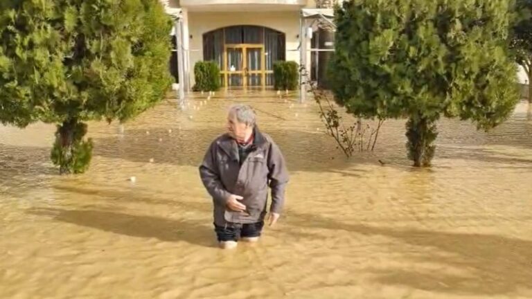 Përmbytje të rënda në Rrogozhinë: Banorët denoncojnë dëme kolosale dhe mungesë ndërhyrjeje