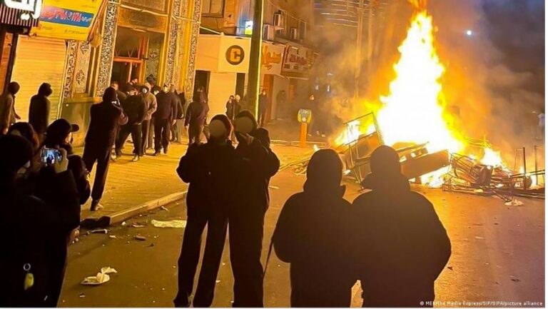 Radio gjermane DW: Ç’rol kanë muxhahedinët e Shqipërisë në protestat e Iranit?