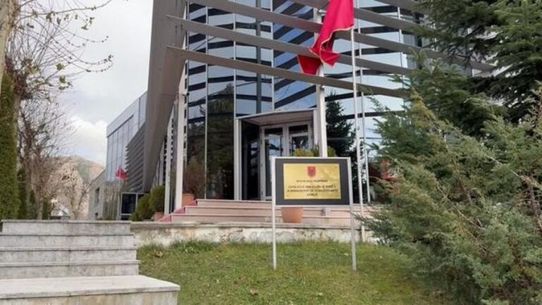 Akuzohet për marrëdhënie seksuale me 12-vjeçaren në Pogradec, jepet masa për 67-vjeçarin