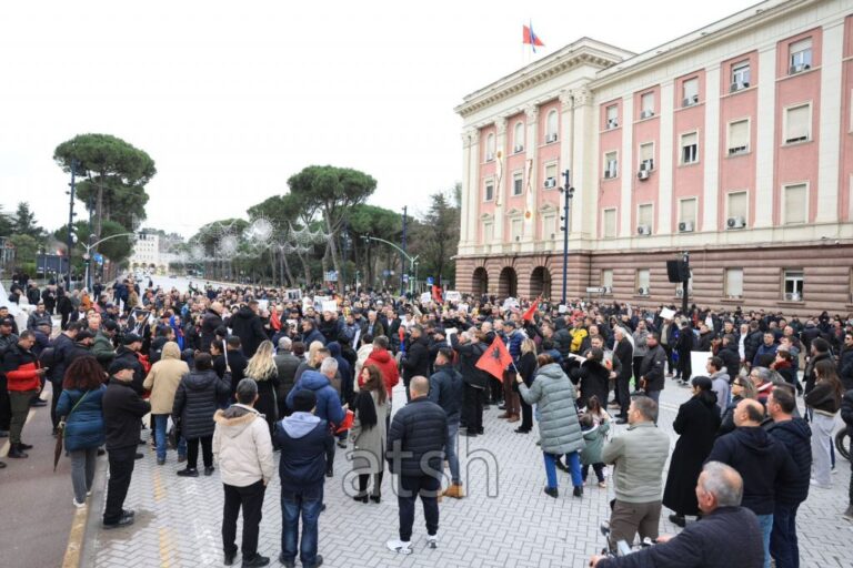 FOTO/ Lapaj në protestë: 10 mln euro për çokollata, buxheti kundër kancerit nuk është aq