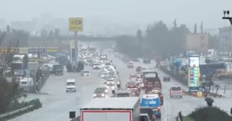 Përmbytet autostrada Tiranë-Durrës, qytetarët të bllokuar për orë të tëra në trafik