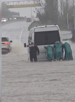 Video nga Durrësi ku uji ka kapluar gjithçka