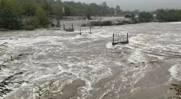 Del nga shtrati përroi i Glinës në Vaun e Dejës  rrezikohen banesat