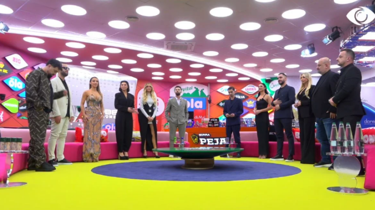 Selin nuk i ruan vendin Mirit, Kristi ulet pranë saj dhe e puth