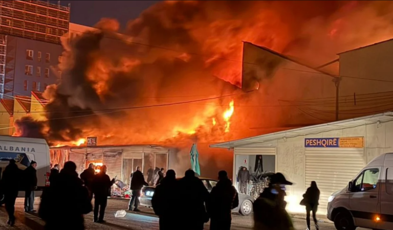 Zjarr i frikshëm në tregun e rrobave të përdorura tek ”5 Maji”, dikush e ka piketuar për Kulla!