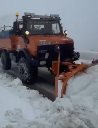 Drejtuesit e mjeteve të tregojnë kujdes të shtuar  të ulin shpejtësinë dhe të pajisen me goma dimërore dhe zinxhirë