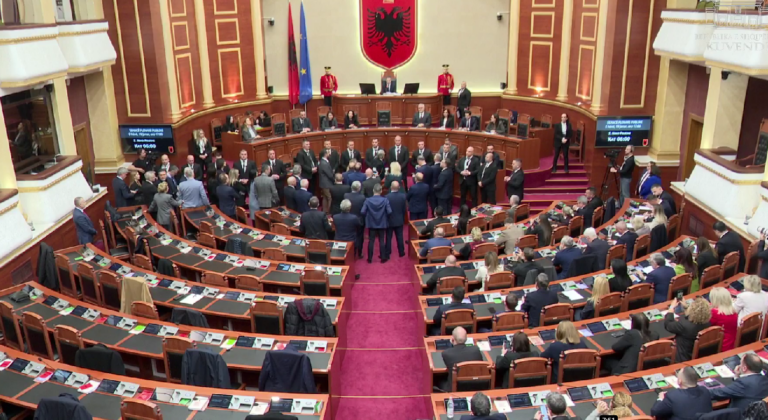 30 minuta seancë, 6 deputetë nuk i bashkohen aksionit të PD. Prania e Ballukut shkaktoi tensione