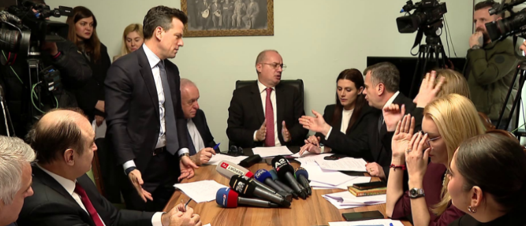 Mbledhje apo gallatë? Debati Hasani-Balla: Mos u nxeh tani mor burrë, po nuk durove kaq presion