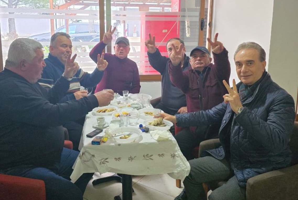 Pak para protestës demokratët pinë një teke raki 