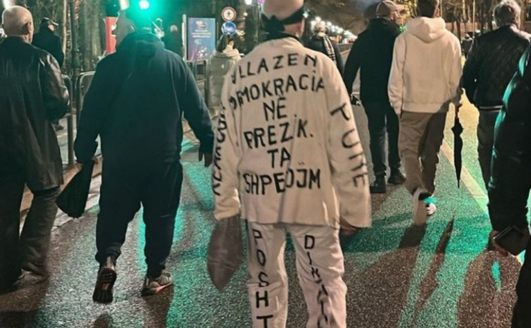 Foto e veçantë në protestë
