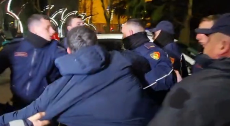 Përplasje fizike mes deputetit të PD-së dhe policisë gjatë protestës