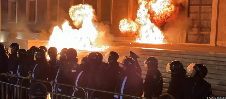 DW: Dhuna shoqëron protestën e opozitës në Tiranë
