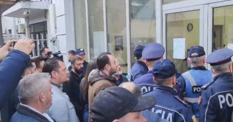 Protesta e PD-së! Gjykata e Tiranës cakton masën “detyrim paraqitje” për 19 të arrestuarit