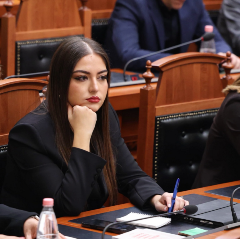 ”Jeni kartona”/ Deputetja e PS, Sara Mila replika me Shehin: Na paragjykoni pa na testuar