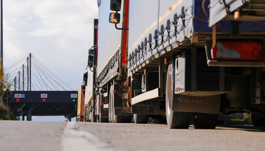 Bllokada e kufijve godet bizneset e Kosovës
