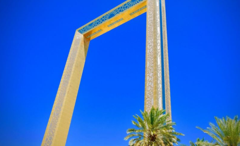 Rrugë e ndërtuar me ar në Dubai!