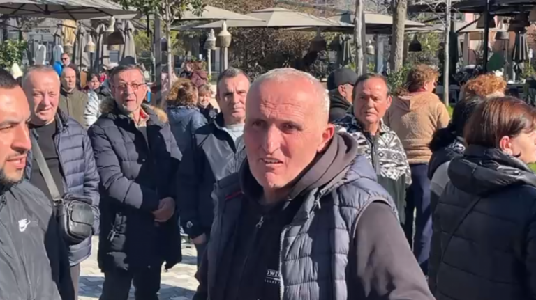 Tregtarët e Vlorës nuk pranojnë zhvendosjen e tyre nga tregu i fruta-perimeve