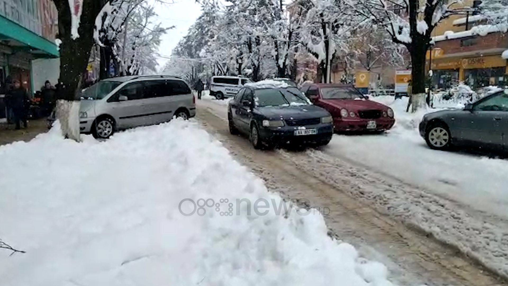 Qarku i Dibrës nën borë  disa rrugë dhe akse të bllokuara dhe ndërprerje energjie