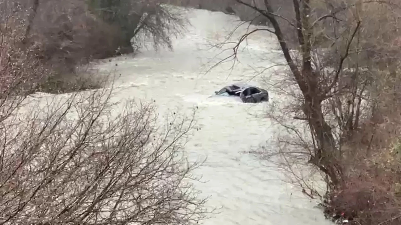 Mjeti ra në përrua në Klos  vijojnë kërkimet për 30 vjeçarin e zhdukur nga rrjedha
