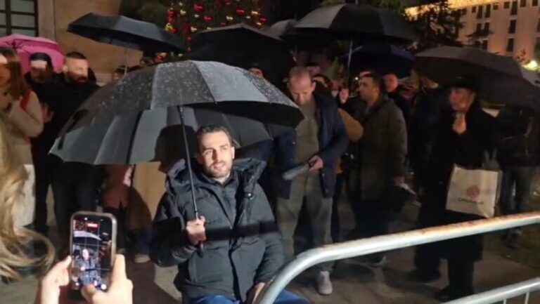Adriatik Lapaj flet troç: Ka njerëz jashtë shtetit që marrin pagën në Shqipëri