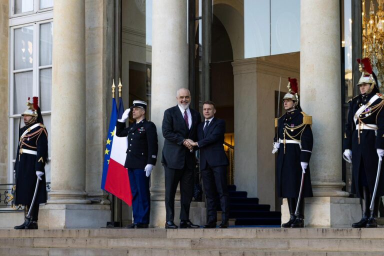 VIDEO/ Kryeministri Rama pritet në Pallatin Élysée nga Presidenti i Francës, Emmanuel Macron