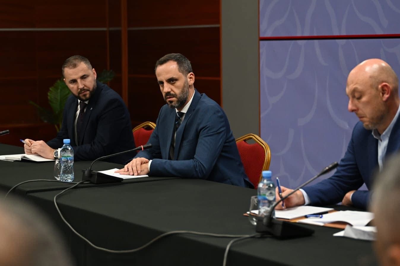 Ministri i Drejtësisë takim me drejtorët e burgjeve  Lamallari  Transferim i personave me rrezikshmëri