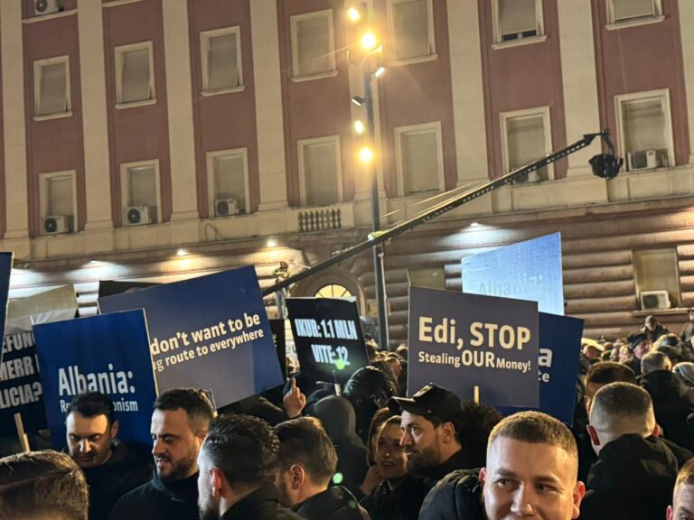 Pankartat më pikante nga protesta e opozitës