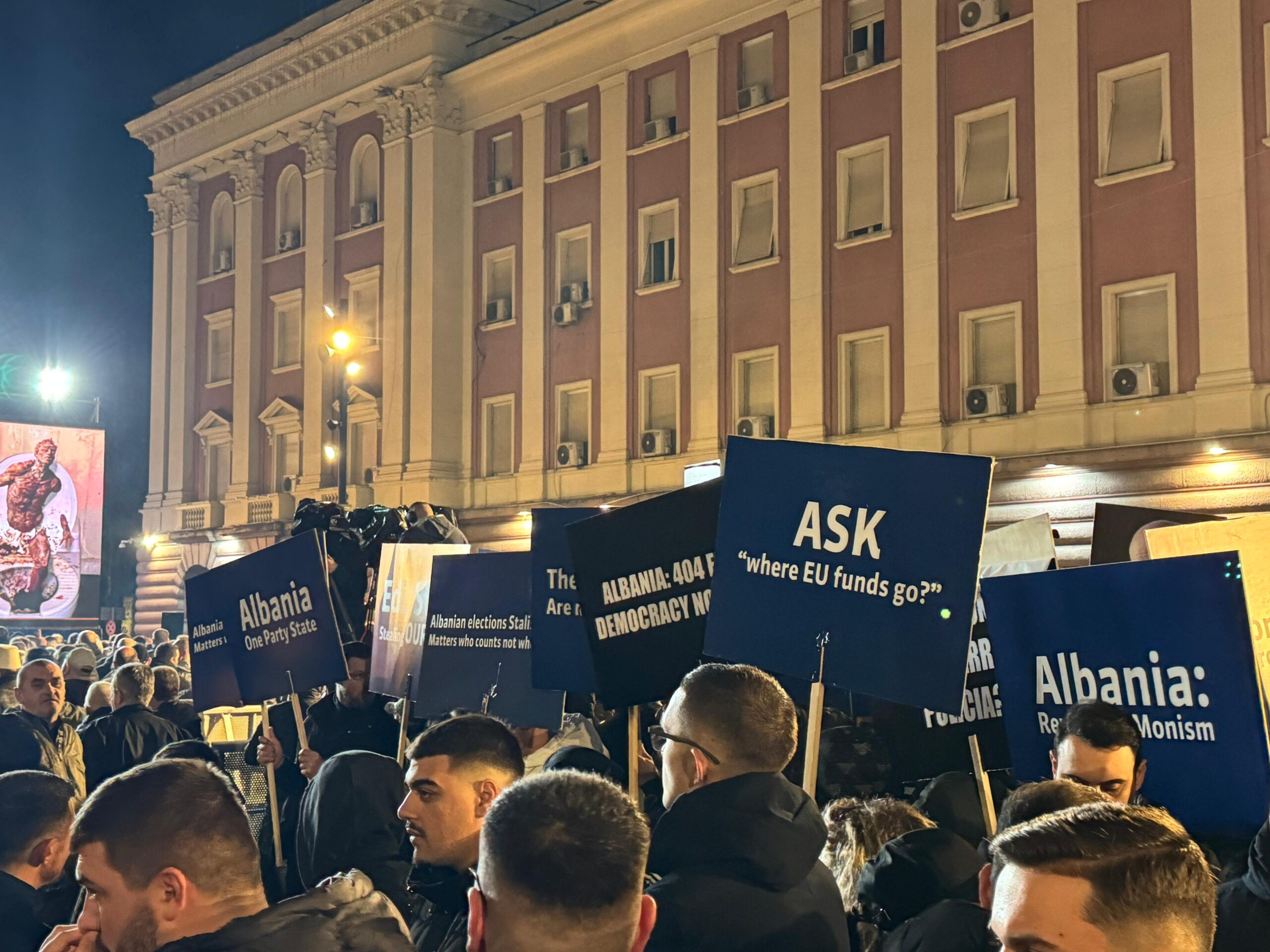Pankarta edhe në anglisht në protestën e PD