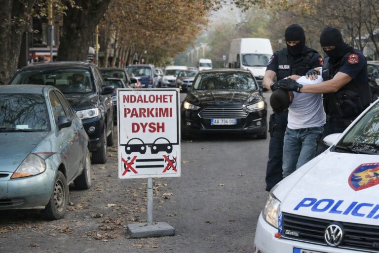 Po parkove dysh, arrestohesh! Parlamenti voton këtë idiotsi!