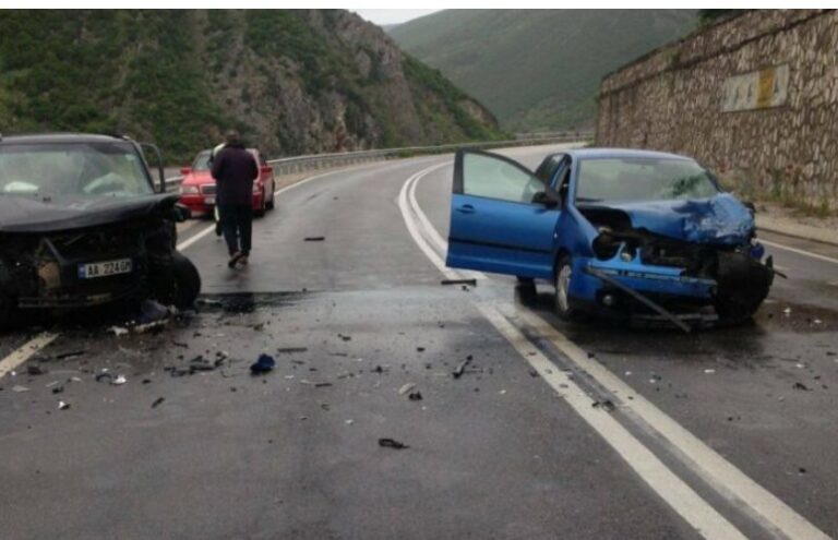 Përplasen 3 makina në Elbasan, lëndohen tre persona