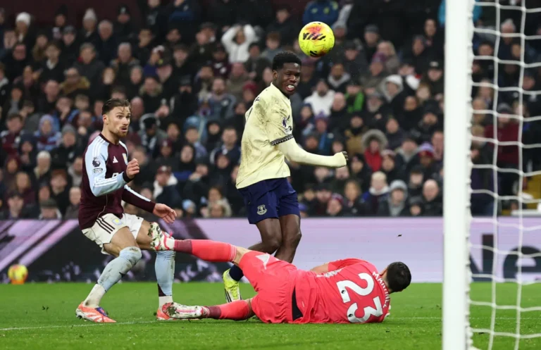 Aston Villa nuk përfiton nga ndalesa e Arsenalit, mundet nga Evertoni