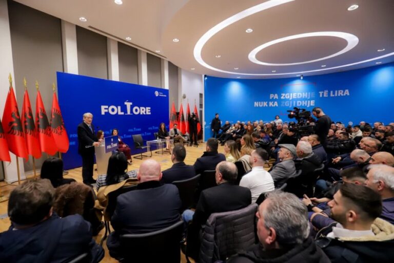 Berisha me demokratët në Tiranë: Baronët e drogës ndërtojnë kullat, por shqiptarët marrin rrugët e botës