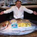 Ton i madh me pendë blu shitet për 2.4 milionë paund, thyen rekordin