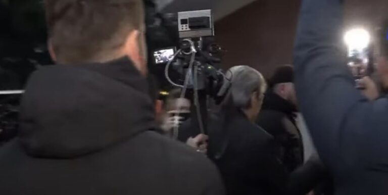 Protesta e PD, Berisha mbërrin në seli dhe pritet nga demokratët
