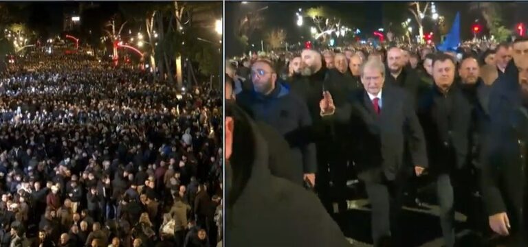 Berisha del nga selia dhe i bashkohet protestuesve në shesh