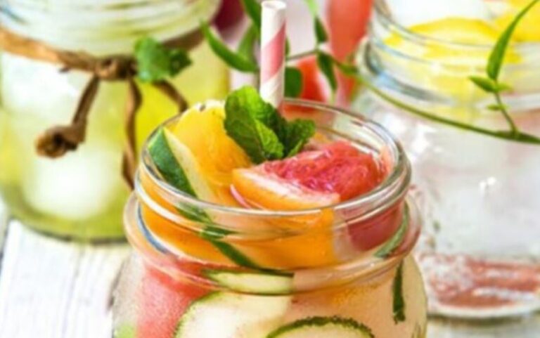Receta detox pas festave, çfarë të pini për të eliminuar fryrjen e stomakut