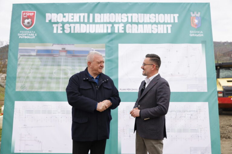 Stadiumi i Gramshit drejt modernizimit, Duka inspekton punimet: Futbolli duhet të zhvillohet në çdo qytet të Shqipërisë