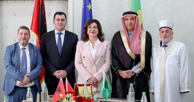 Ambasadori i Arabisë Saudite nderohet me titullin “Mirënjohja e Qarkut Elbasan”